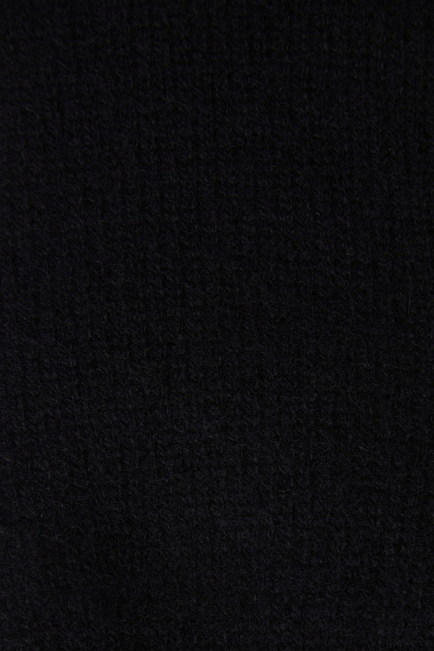 매일 착용하기 좋은 에브리데이 쓰리핑거 컷 울 장갑 (247)입니다. 부드러운 울 소재로 제작되어 포근한 촉감을 선사하며, 겨울철 보온성을 책임집니다. 손목 부분은 리브 조직 마감으로 마감하여 안정적인 착용감을 제공하며, 유연한 텐션감으로 편안하게 활동할 수 있습니다. 미니멀, 캐주얼, 베이직 스타일을 모두 소화하며, 출근룩, 여행룩 등 다양한 TPO에 활용 가능합니다. 스마트폰 사용이 용이하도록 쓰리핑거 디자인으로 제작되었으며, 파인 게이지 편직과 자수 디테일이 돋보이는 디자인입니다.
