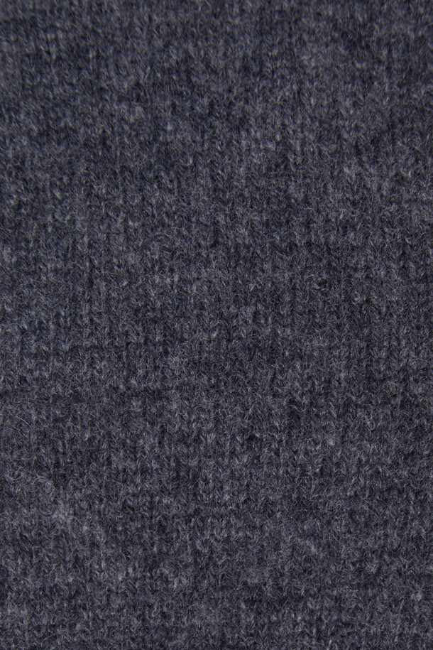 EVERYDAY THREE-FINGER CUT WOOL GLOVES (247)는 부드러운 울 소재로 제작되어 겨울철에도 따뜻하게 착용할 수 있는 장갑입니다. 그레이와 차콜 두 가지 색상으로 출시되어 출근룩, 캐주얼, 미니멀, 클래식 스타일 등 다양한 스타일에 매치하기 좋습니다. 세 손가락 컷팅(3-finger cut) 디자인으로 스마트폰 터치가 가능하며, 파인 게이지 편직과 리브 마감으로 섬세한 착용감과 신축성을 제공합니다. 로고 자수 디테일이 돋보이는 이 장갑은 일상, 출퇴근, 작업 시에도 유용하게 사용할 수 있습니다.
