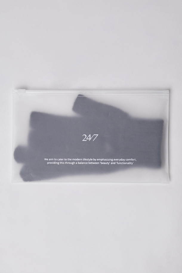 매일 착용하기 좋은 에브리데이 쓰리핑거 컷 울 장갑 (247)입니다. 부드러운 울 소재로 제작되어 포근한 촉감을 선사하며, 겨울철 보온성을 책임집니다. 손목 부분은 리브 조직 마감으로 마감하여 안정적인 착용감을 제공하며, 유연한 텐션감으로 편안하게 활동할 수 있습니다. 미니멀, 캐주얼, 베이직 스타일을 모두 소화하며, 출근룩, 여행룩 등 다양한 TPO에 활용 가능합니다. 스마트폰 사용이 용이하도록 쓰리핑거 디자인으로 제작되었으며, 파인 게이지 편직과 자수 디테일이 돋보이는 디자인입니다.
