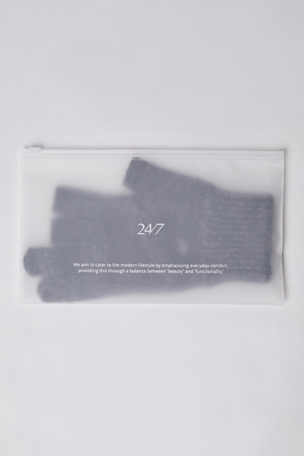 EVERYDAY THREE-FINGER CUT WOOL GLOVES (247)는 부드러운 울 소재로 제작되어 겨울철에도 따뜻하게 착용할 수 있는 장갑입니다. 그레이와 차콜 두 가지 색상으로 출시되어 출근룩, 캐주얼, 미니멀, 클래식 스타일 등 다양한 스타일에 매치하기 좋습니다. 세 손가락 컷팅(3-finger cut) 디자인으로 스마트폰 터치가 가능하며, 파인 게이지 편직과 리브 마감으로 섬세한 착용감과 신축성을 제공합니다. 로고 자수 디테일이 돋보이는 이 장갑은 일상, 출퇴근, 작업 시에도 유용하게 사용할 수 있습니다.
