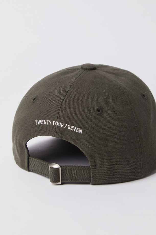 **APPLIQUE LOGO BALL CAP (247)**는 캐주얼, 미니멀, 스트리트 스타일을 모두 아우르는 유니섹스 볼캡입니다. 봄, 여름, 가을, 겨울 사계절 내내 착용 가능하며, 여행룩과 캠핑룩에 잘 어울립니다. 부드러운 면, 펠트, 트윌 소재를 사용하여 편안한 착용감을 선사하며, 5패널 구조와 바이오 워싱 처리로 내구성을 높였습니다. 아플리케 로고 자수와 레터링 패턴이 돋보이며, 스트랩과 버클을 통해 사이즈 조절이 용이합니다.
