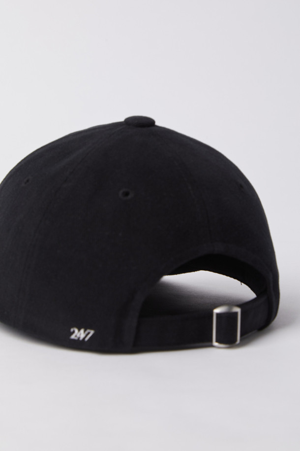 블랙 컬러의 자수 워싱 볼캡입니다. 면과 코튼 트윌 소재를 사용하여 부드러운 촉감을 느낄 수 있으며, 사계절 내내 착용하기 좋습니다. 10수 두께의 레귤러 모자 깊이로 제작되었으며, 6패널 구조와 바이오 워싱 처리로 편안한 착용감을 제공합니다. 레터링 또는 로고 자수 디테일이 돋보이며, 메탈 버클과 스트랩으로 사이즈 조절이 가능합니다. 캐주얼, 미니멀, 클래식 스타일을 즐겨 입는 분들께 추천하는 아이템입니다.
