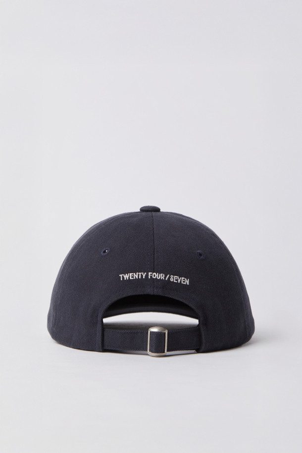 APPLIQUE LOGO BALL CAP (247)는 유니섹스 디자인으로, 일상과 캐주얼한 착장에 잘 어울리는 볼캡입니다. 봄, 여름, 가을, 겨울 사계절 모두 착용 가능하며, 부드러운 면 소재로 제작되어 편안한 착용감을 선사합니다. 차콜과 네이비 두 가지 색상으로 출시되었으며, 무지 바탕에 로고와 레터링 자수, 아플리케 장식이 더해져 포인트를 줍니다. 산책룩, 캐주얼, 미니멀, 클래식 스타일을 즐겨 입는 분들께 추천합니다.
