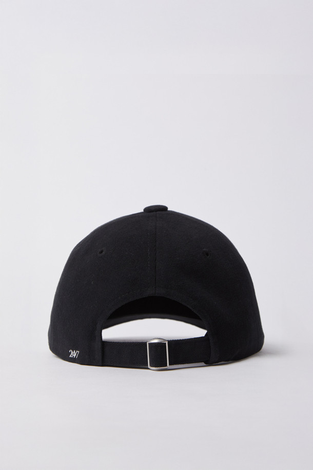 블랙 컬러의 자수 워싱 볼캡입니다. 면과 코튼 트윌 소재를 사용하여 부드러운 촉감을 느낄 수 있으며, 사계절 내내 착용하기 좋습니다. 10수 두께의 레귤러 모자 깊이로 제작되었으며, 6패널 구조와 바이오 워싱 처리로 편안한 착용감을 제공합니다. 레터링 또는 로고 자수 디테일이 돋보이며, 메탈 버클과 스트랩으로 사이즈 조절이 가능합니다. 캐주얼, 미니멀, 클래식 스타일을 즐겨 입는 분들께 추천하는 아이템입니다.
