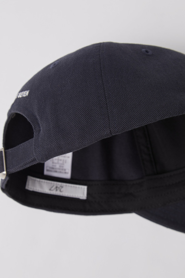 APPLIQUE LOGO BALL CAP (247)는 유니섹스 디자인으로, 일상과 캐주얼한 착장에 잘 어울리는 볼캡입니다. 봄, 여름, 가을, 겨울 사계절 모두 착용 가능하며, 부드러운 면 소재로 제작되어 편안한 착용감을 선사합니다. 차콜과 네이비 두 가지 색상으로 출시되었으며, 무지 바탕에 로고와 레터링 자수, 아플리케 장식이 더해져 포인트를 줍니다. 산책룩, 캐주얼, 미니멀, 클래식 스타일을 즐겨 입는 분들께 추천합니다.
