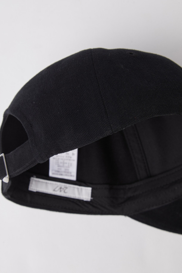 블랙 컬러의 자수 워싱 볼캡입니다. 면과 코튼 트윌 소재를 사용하여 부드러운 촉감을 느낄 수 있으며, 사계절 내내 착용하기 좋습니다. 10수 두께의 레귤러 모자 깊이로 제작되었으며, 6패널 구조와 바이오 워싱 처리로 편안한 착용감을 제공합니다. 레터링 또는 로고 자수 디테일이 돋보이며, 메탈 버클과 스트랩으로 사이즈 조절이 가능합니다. 캐주얼, 미니멀, 클래식 스타일을 즐겨 입는 분들께 추천하는 아이템입니다.
