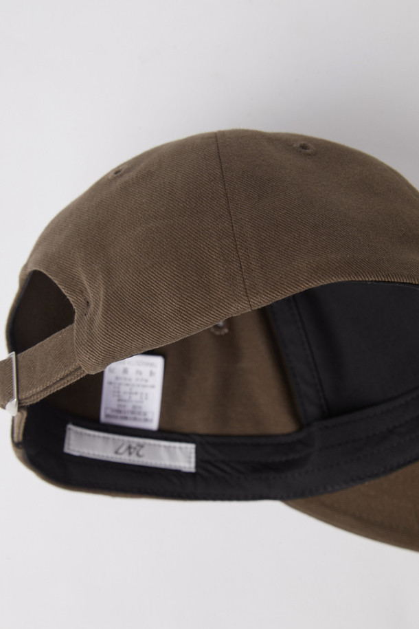 "EMBROIDERY WASHED BALL CAP (247)"는 부드러운 면 소재에 바이오 워싱 처리하여 편안한 착용감을 선사하는 볼캡입니다. 캐주얼, 미니멀, 클래식 스타일을 아우르며, 브라운과 차콜 두 가지 색상으로 만나볼 수 있습니다. 자수 레터링과 로고 디자인이 돋보이며, 6패널 구조와 사이즈 조절 스트랩으로 안정적인 핏을 제공합니다. 사계절 내내 활용 가능한 데일리 아이템으로, 일상 및 캐주얼 룩에 포인트를 더해줍니다.
