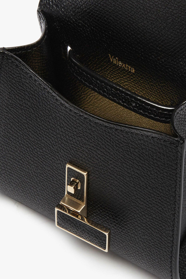 블랙 클러치백은 합성가죽 소재의 미디엄 사이즈 사각 가방입니다. 버클 장식과 심플하고 미니멀한 디자인이 특징으로, 시크하고 클래식한 스타일을 연출합니다. 데이트룩, 모임룩, 카페룩 등 다양한 TPO에 활용 가능하며, 여성 고객에게 적합합니다. 버클형 잠금 방식으로 내용물을 안전하게 보관할 수 있습니다.
