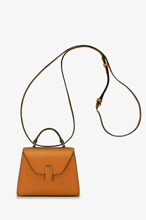 HAVANA (하바나)는 여성용 가방으로, 미디엄 사이즈의 브라운 컬러 가죽 숄더백입니다. 버클 장식의 사각 쉐입으로, 무지 디자인이 돋보이며 클래식, 미니멀, 시크 스타일을 선호하는 분들께 적합합니다. 데이트룩, 모임룩, 오피스룩 등 다양한 TPO에 활용 가능하며, 가죽 소재 특유의 고급스러움을 느낄 수 있습니다. 세련된 디자인으로 어떤 스타일에도 잘 어울려 소장 가치를 높여줍니다.
