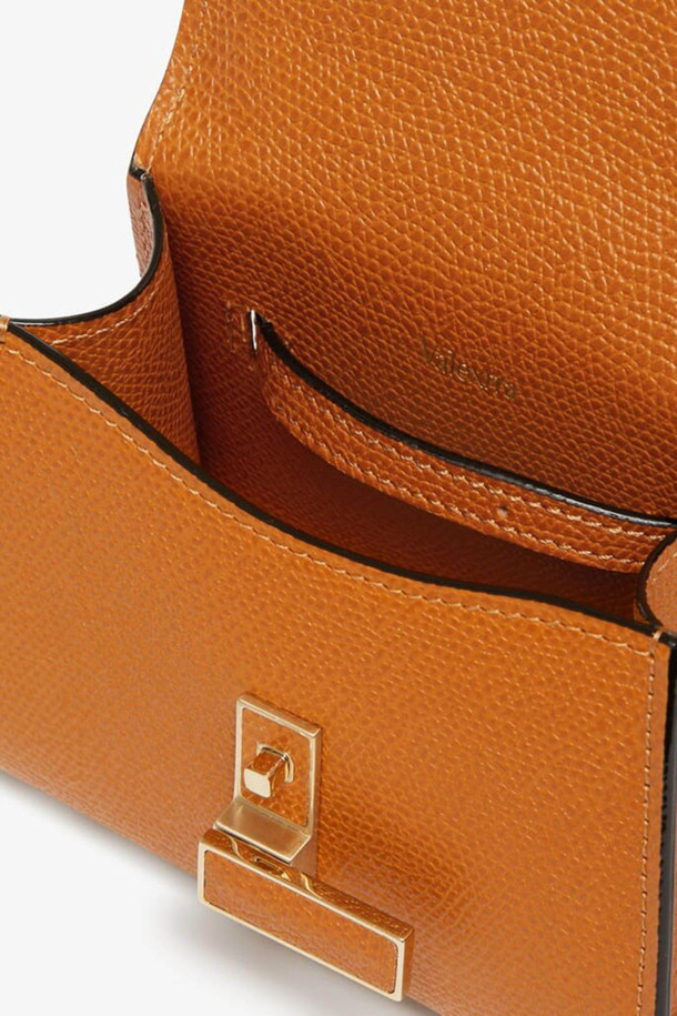 HAVANA (하바나)는 여성용 가방으로, 미디엄 사이즈의 브라운 컬러 가죽 숄더백입니다. 버클 장식의 사각 쉐입으로, 무지 디자인이 돋보이며 클래식, 미니멀, 시크 스타일을 선호하는 분들께 적합합니다. 데이트룩, 모임룩, 오피스룩 등 다양한 TPO에 활용 가능하며, 가죽 소재 특유의 고급스러움을 느낄 수 있습니다. 세련된 디자인으로 어떤 스타일에도 잘 어울려 소장 가치를 높여줍니다.
