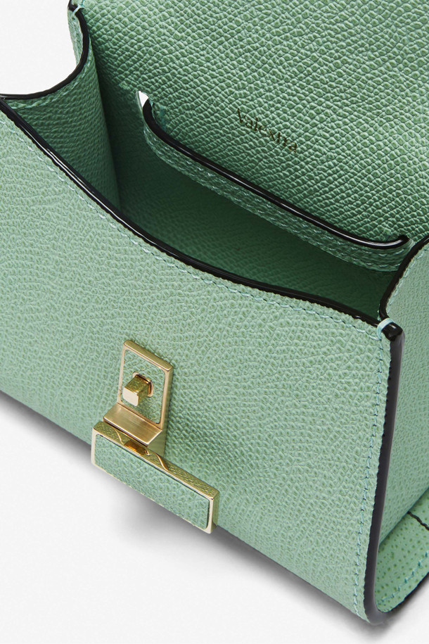 ISIDE 벨트 백(워터 그린)은 여성용 벨트 백으로, 미디엄 사이즈의 사각형 쉐입에 버클형 잠금 방식으로 디자인되었습니다. 워터 그린 컬러의 합성가죽 소재로 제작되었으며, 무지 패턴과 숄더 스트랩 디테일이 특징입니다. 미니멀, 클래식, 캐주얼 스타일을 선호하는 분들께 데이트룩, 쇼핑룩에 매치하기 좋은 아이템입니다. 일상생활에서 가볍게 착용하여 스타일리시함을 더할 수 있습니다.
