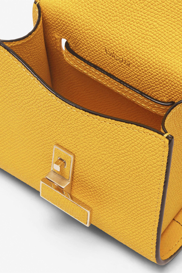 ISIDE 벨트 백(선 옐로우)은 여성용 미디엄 사이즈 벨트 백입니다. 합성 가죽 소재에 버클 디자인 장식이 돋보이며, 사각 모양으로 제작되었습니다. 숄더 스트랩이 있어 다양한 스타일 연출이 가능하며, 데이트룩, 쇼핑룩 등 캐주얼하고 미니멀한 스타일에 잘 어울립니다. 벨트 백 특유의 실용성과 클래식한 디자인이 조화롭게 어우러져 데일리 아이템으로 활용하기 좋습니다. 잠금 방식은 버클형입니다.
