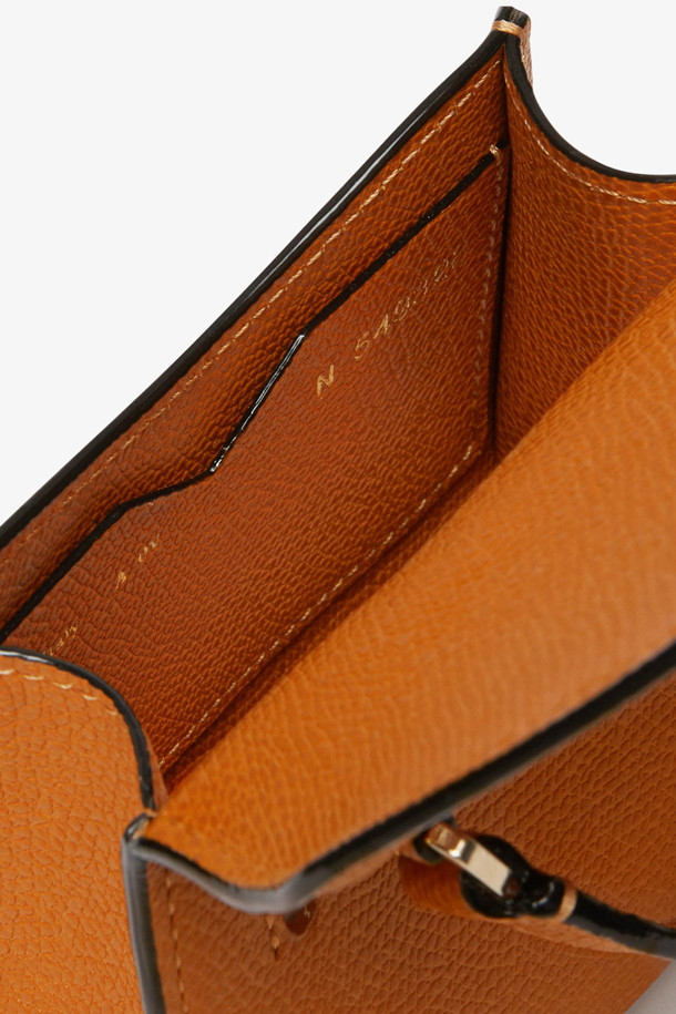 HAVANA (하바나)는 여성용 가방으로, 미디엄 사이즈의 브라운 컬러 가죽 숄더백입니다. 버클 장식의 사각 쉐입으로, 무지 디자인이 돋보이며 클래식, 미니멀, 시크 스타일을 선호하는 분들께 적합합니다. 데이트룩, 모임룩, 오피스룩 등 다양한 TPO에 활용 가능하며, 가죽 소재 특유의 고급스러움을 느낄 수 있습니다. 세련된 디자인으로 어떤 스타일에도 잘 어울려 소장 가치를 높여줍니다.
