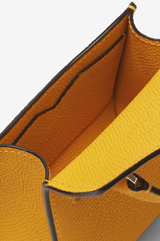 ISIDE 벨트 백(선 옐로우)은 여성용 미디엄 사이즈 벨트 백입니다. 합성 가죽 소재에 버클 디자인 장식이 돋보이며, 사각 모양으로 제작되었습니다. 숄더 스트랩이 있어 다양한 스타일 연출이 가능하며, 데이트룩, 쇼핑룩 등 캐주얼하고 미니멀한 스타일에 잘 어울립니다. 벨트 백 특유의 실용성과 클래식한 디자인이 조화롭게 어우러져 데일리 아이템으로 활용하기 좋습니다. 잠금 방식은 버클형입니다.
