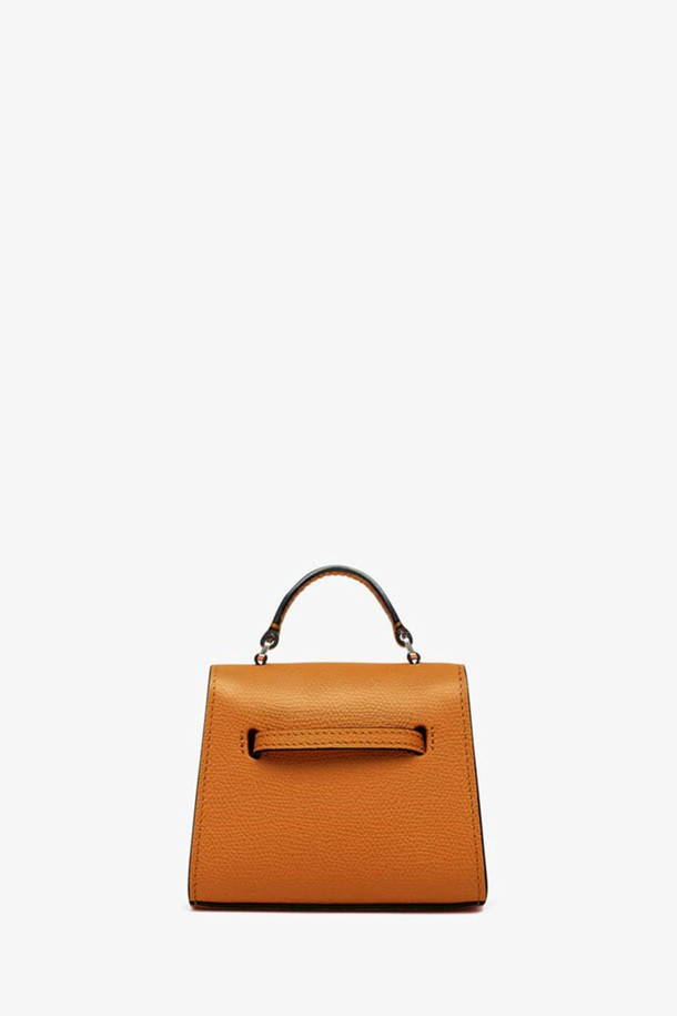 HAVANA (하바나)는 여성용 가방으로, 미디엄 사이즈의 브라운 컬러 가죽 숄더백입니다. 버클 장식의 사각 쉐입으로, 무지 디자인이 돋보이며 클래식, 미니멀, 시크 스타일을 선호하는 분들께 적합합니다. 데이트룩, 모임룩, 오피스룩 등 다양한 TPO에 활용 가능하며, 가죽 소재 특유의 고급스러움을 느낄 수 있습니다. 세련된 디자인으로 어떤 스타일에도 잘 어울려 소장 가치를 높여줍니다.
